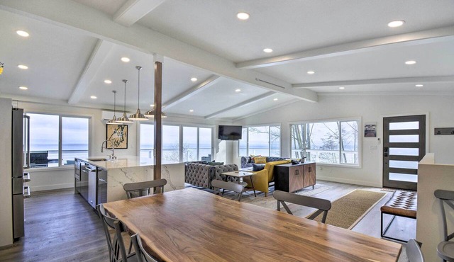 Waterfront Kingston Getaway on Puget Sound! in Kingston