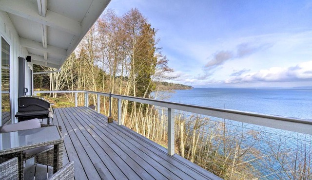 Waterfront Kingston Getaway on Puget Sound!