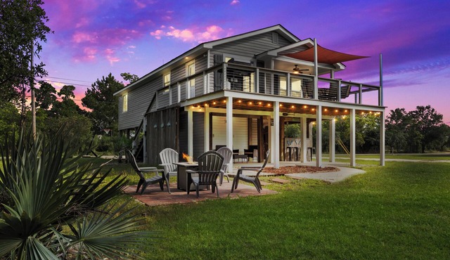 Waterfront Outdoor Bar, Game Room, Fire pit, Grill, Fishing Bay St. Louis Home