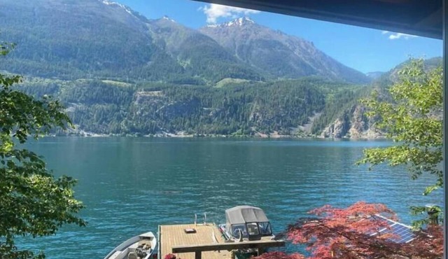 Waterfront private Getaway on Anderson Lake