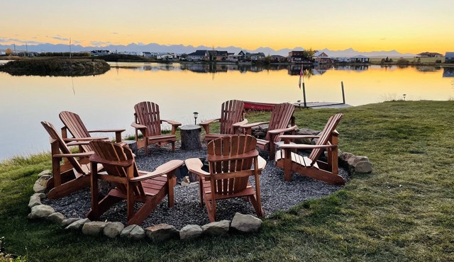 Waterfront property 25 min from Waterton in Hill Spring
