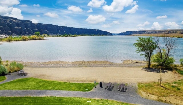 Waterfront, Stunning Views, Private Beach, and Close To Concerts