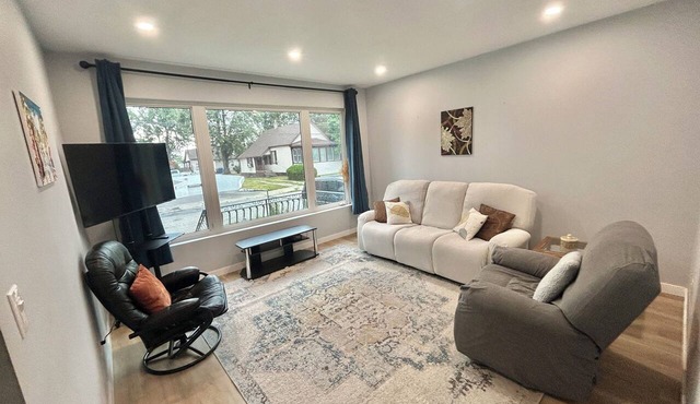 Waterfront Views! Steps to Caesars & Downtown in Windsor