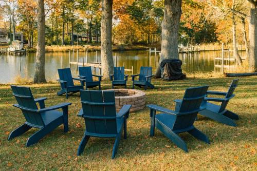 Waterfront w Private Dock Firepit Bunk Room in Montross