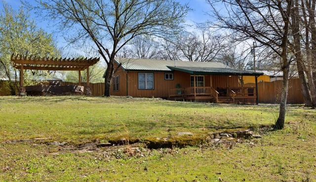 White River Fly Fishing Cabin · Creekfront