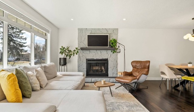 Willow Dreams: Elegant 3-Bedroom Home near Shops
