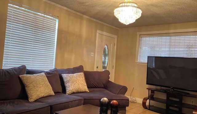 Wonderful 2-bedroom house with central AC in vibrant New Orleans