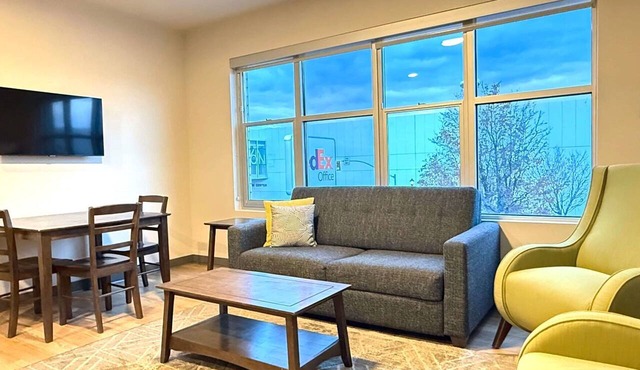 Your Remarkable 2 Bed Travel Apartment Near Riverpark Square Mall