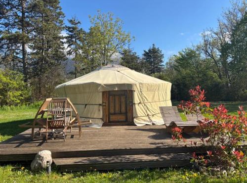 Yourte mongole in Champfromier