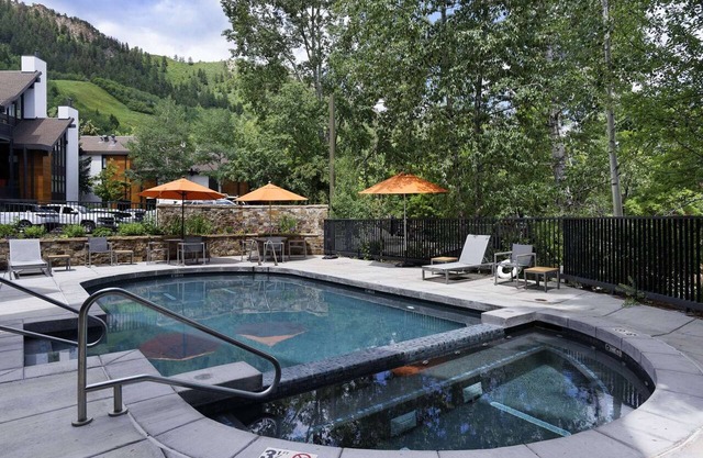 Aspen Mountain Hideaway - Stunning Views! Modern Decor, Wood FP, Outdoor Pool, HT & Walk to Town