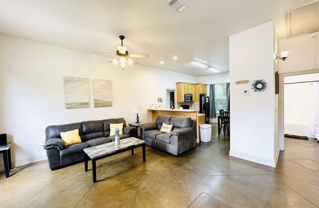 Chateau 5, spacious townhouse in Tickfaw, LA