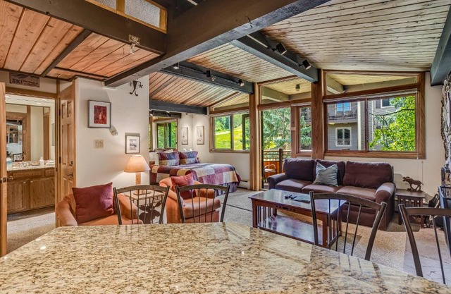 Laurelwood Condominiums 413