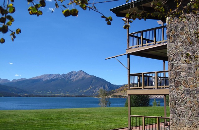 On Lake, Patio! Views, Hot Tub. Walk to Amphitheater, Dining, Marina