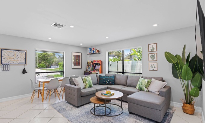 East Boca Raton House | 3BR/2BA - Mile to Beach - Outdoor Games - Arcade - Coffee Bar -Near FAU