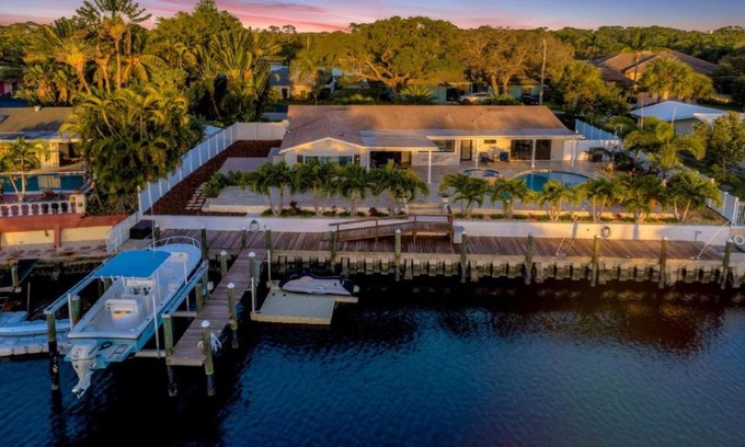 Palm Beach Gardens Villa | Deluxe Jupiter Inlet Access Waterfront Pool Home!