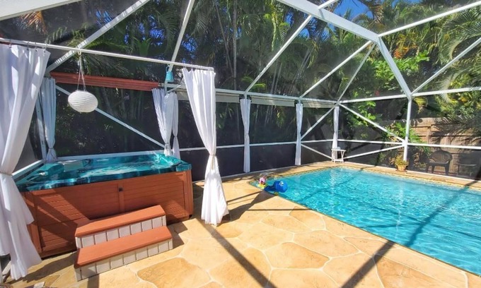 Boynton Beach House | 😎 Gorgeous & PRIVATE 2-BedroomTropical🌴Suite ~ HEATED Pool & Hot Tub 🏊♀️ !!!