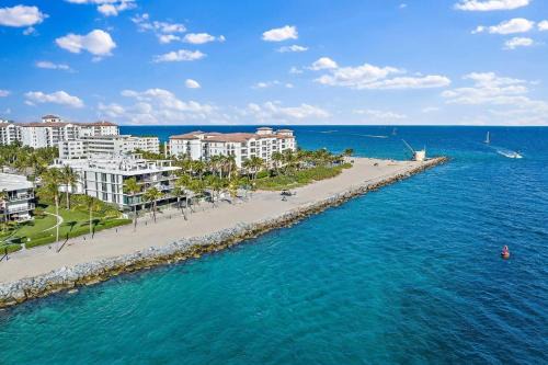 Palm Beach Shores Apartment | Oceanfront Modern 2 Bedooms Condo in Palm Beach