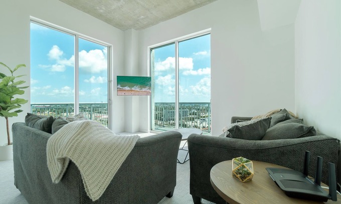 West Palm Beach Condo | Penthouse Condo, minutes from Downtown & from the Beach