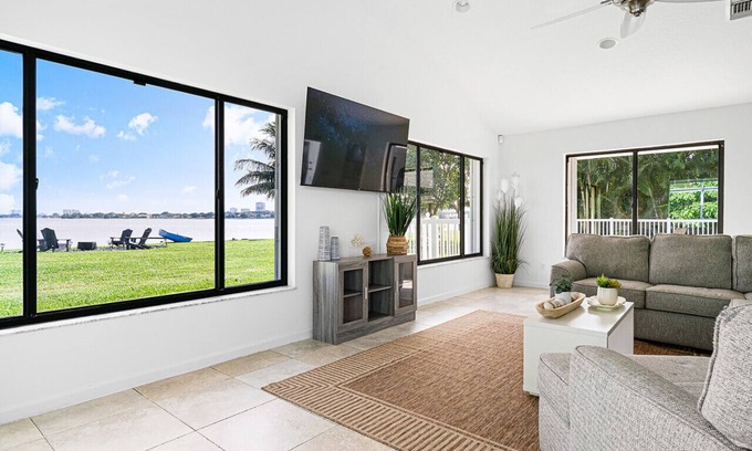 Palm Beach - West Palm Beach House | Water front view| 5 mins to Downtown & The Beach ! | 5 bedrooms, 3 Bath