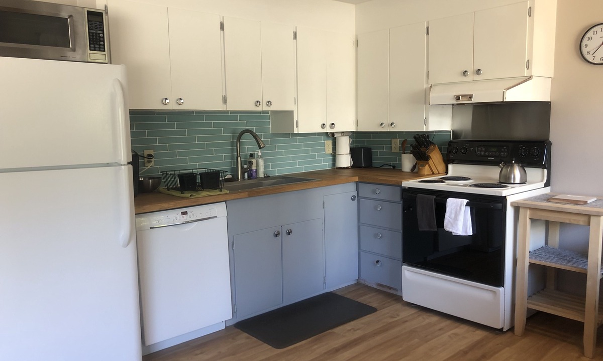 North Admiral Apartment | West Seattle 2 bdrm close to the beach & dining!