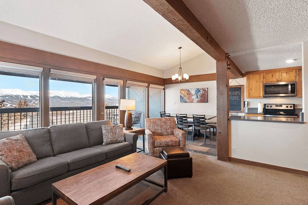 Baldy Mountain Apartment | 1500 sq ft Townhome Hot Tubs Free Shuttle Pets Ok