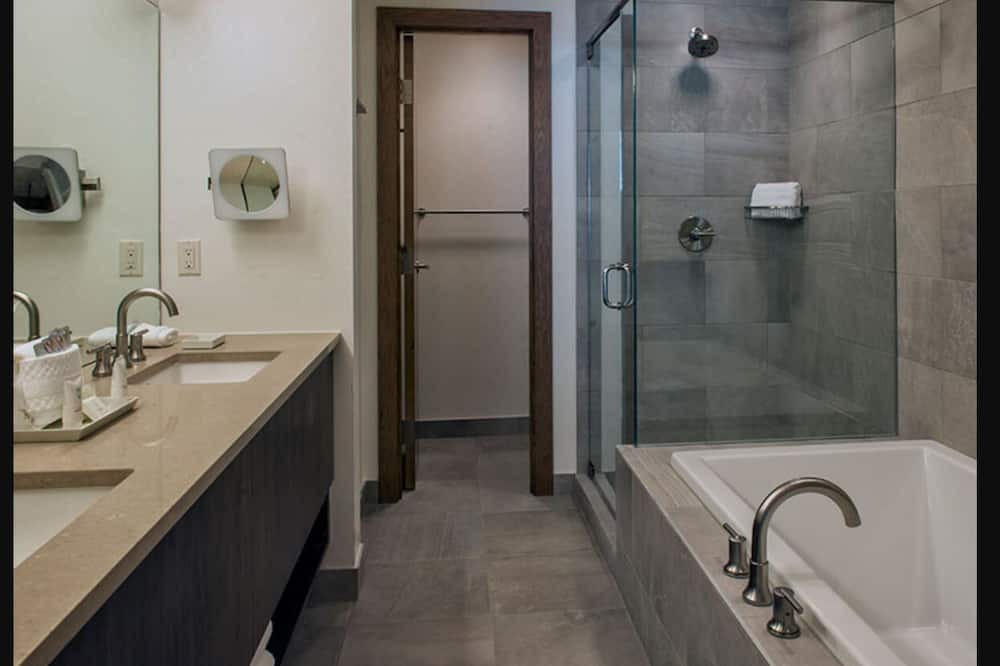 Photo of Bathroom in Peak 8