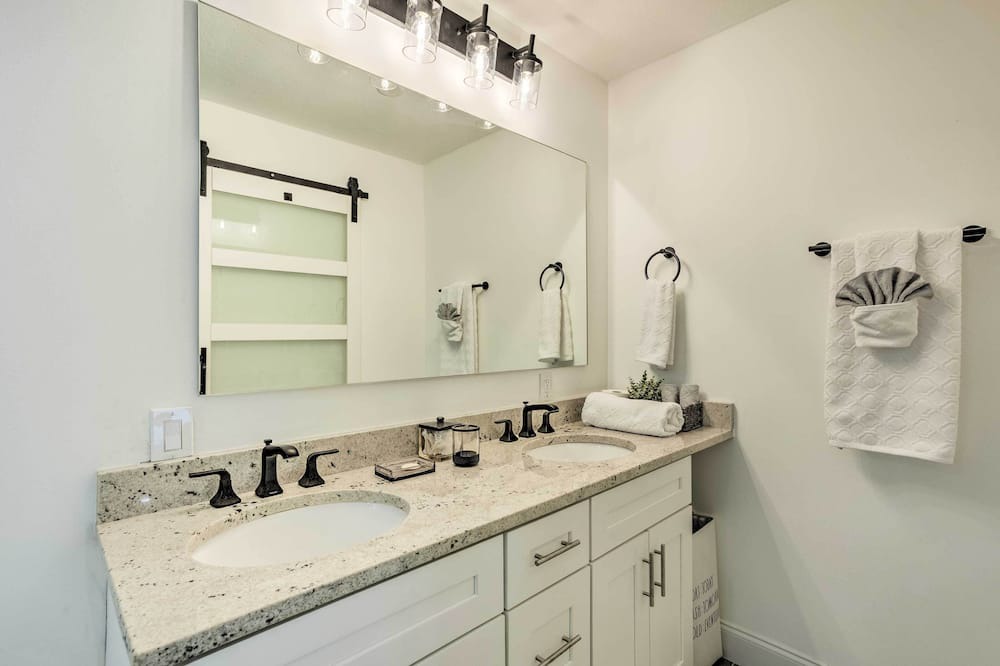 Photo of Bathroom in Tropic Palms
