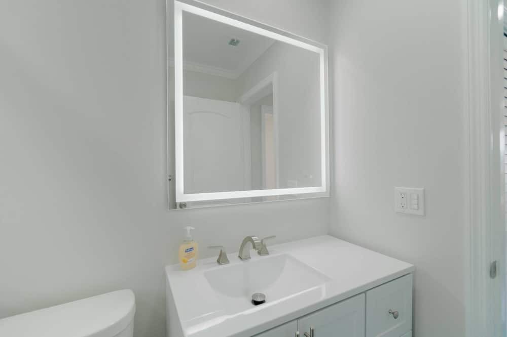 Photo of Bathroom in Poiciana Park II