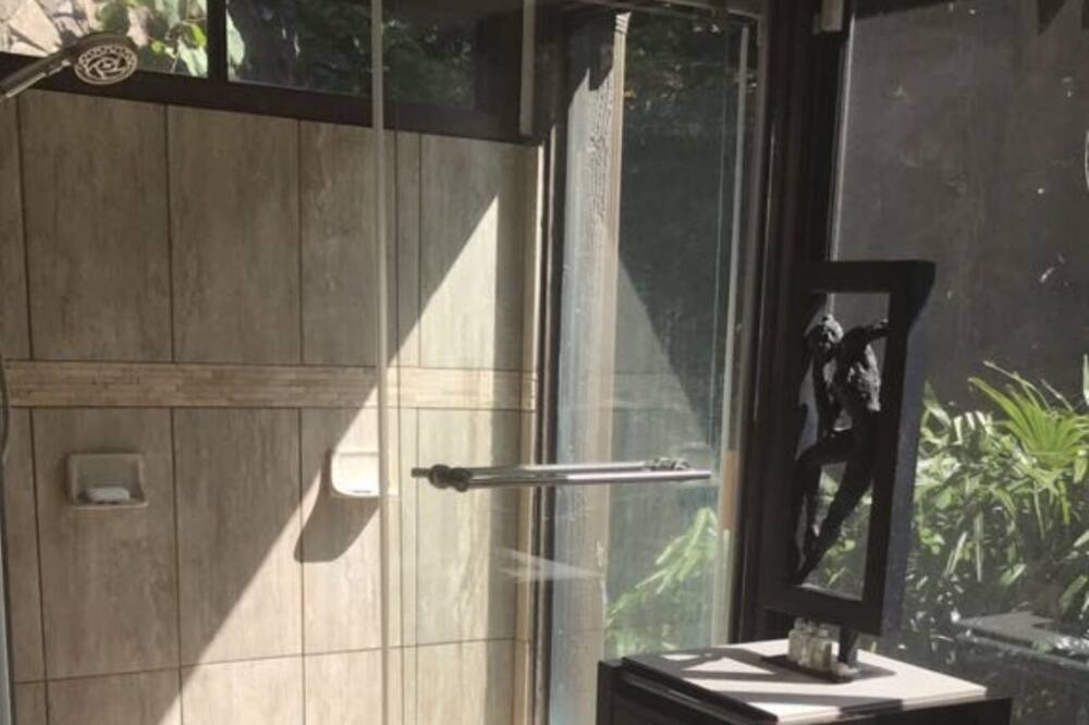 Photo of Bathroom in Nuuanu - Punchbowl