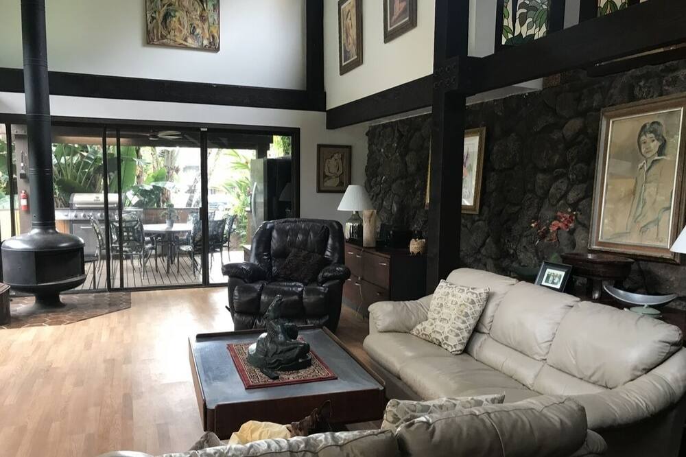 Photo of Livingroom in Nuuanu - Punchbowl