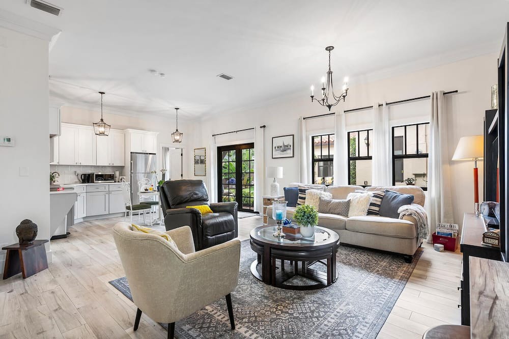 Photo of Livingroom in Old Northwood Historic District