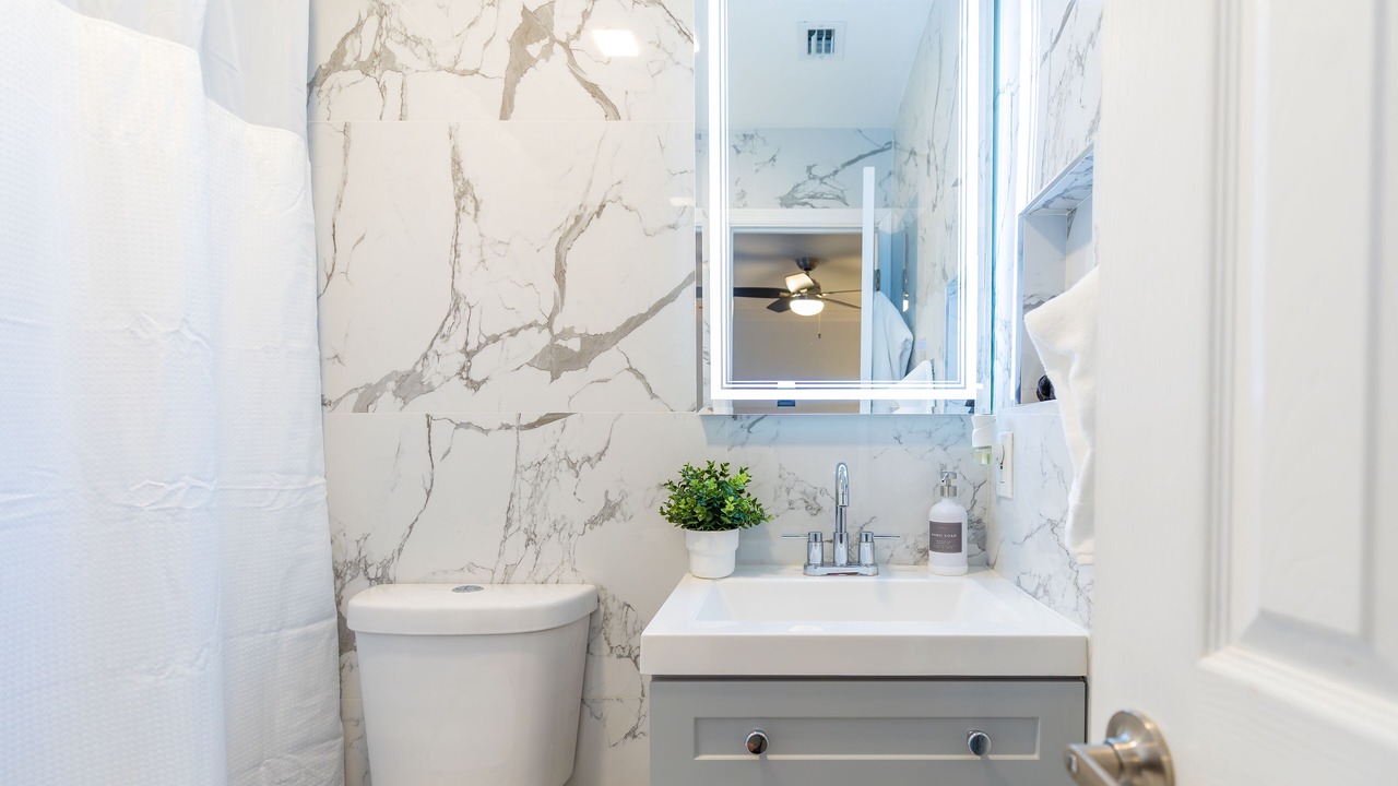 Photo of Bathroom in Lake Worth Corridor