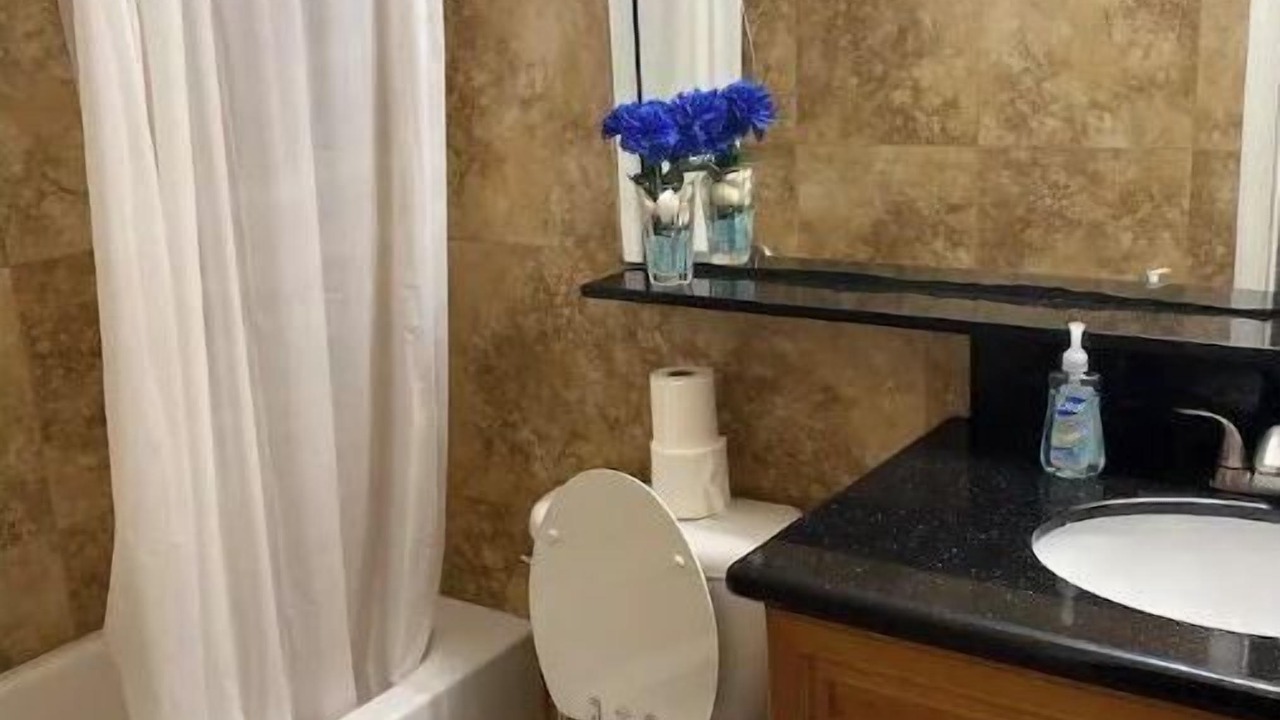 Photo of Bathroom in Lake Worth Corridor