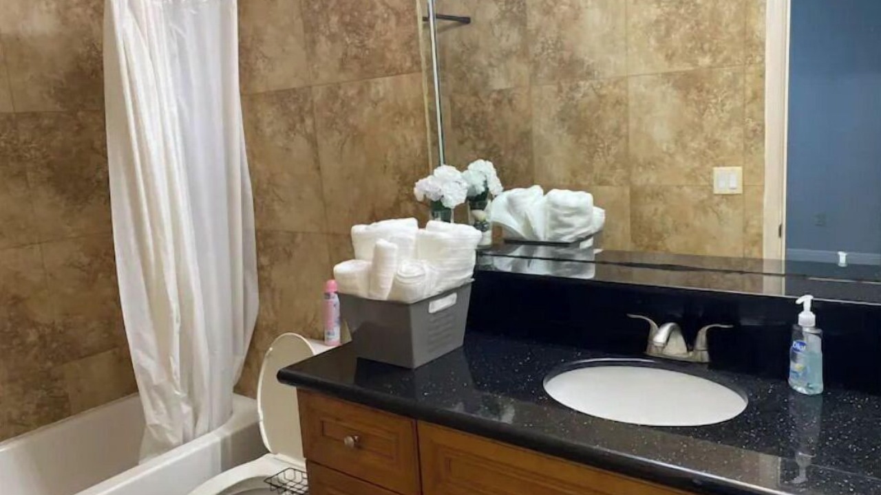Photo of Bathroom in Lake Worth Corridor
