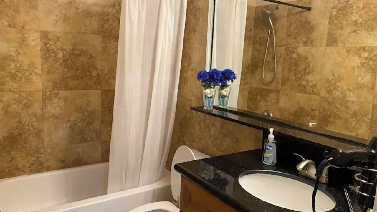 Photo of Bathroom in Lake Worth Corridor