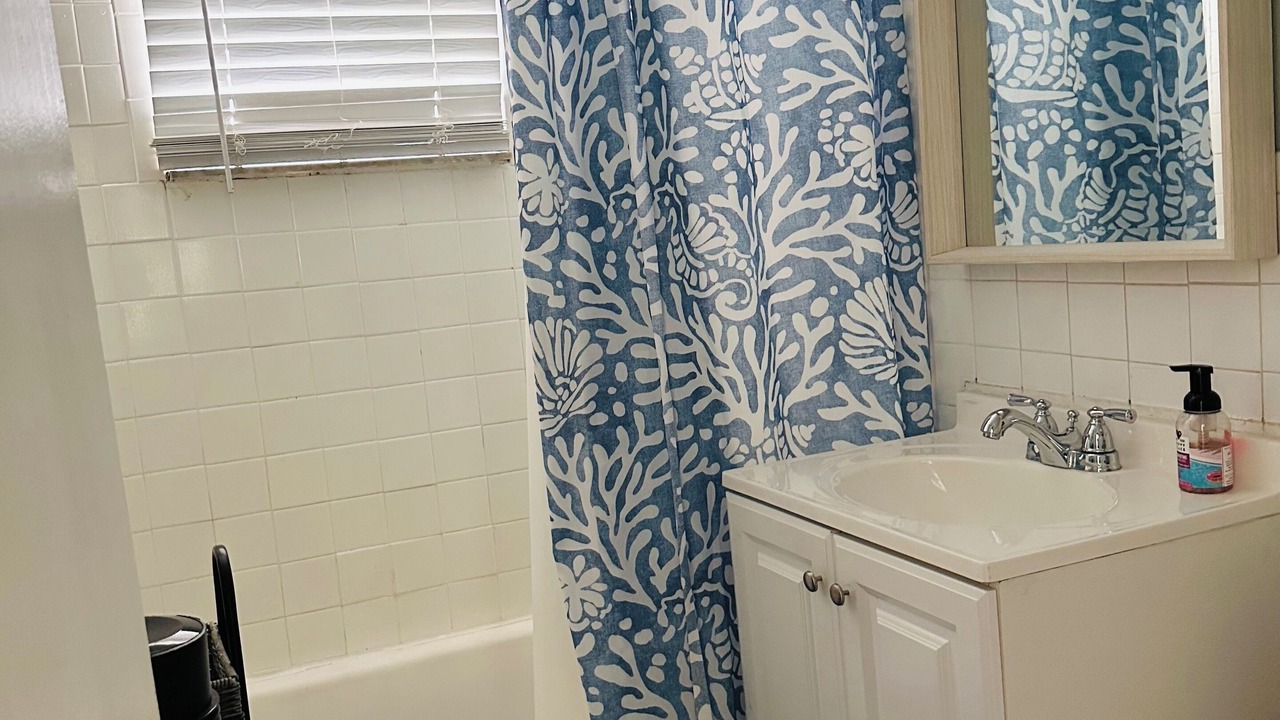 Photo of Bathroom in Lake Worth Corridor