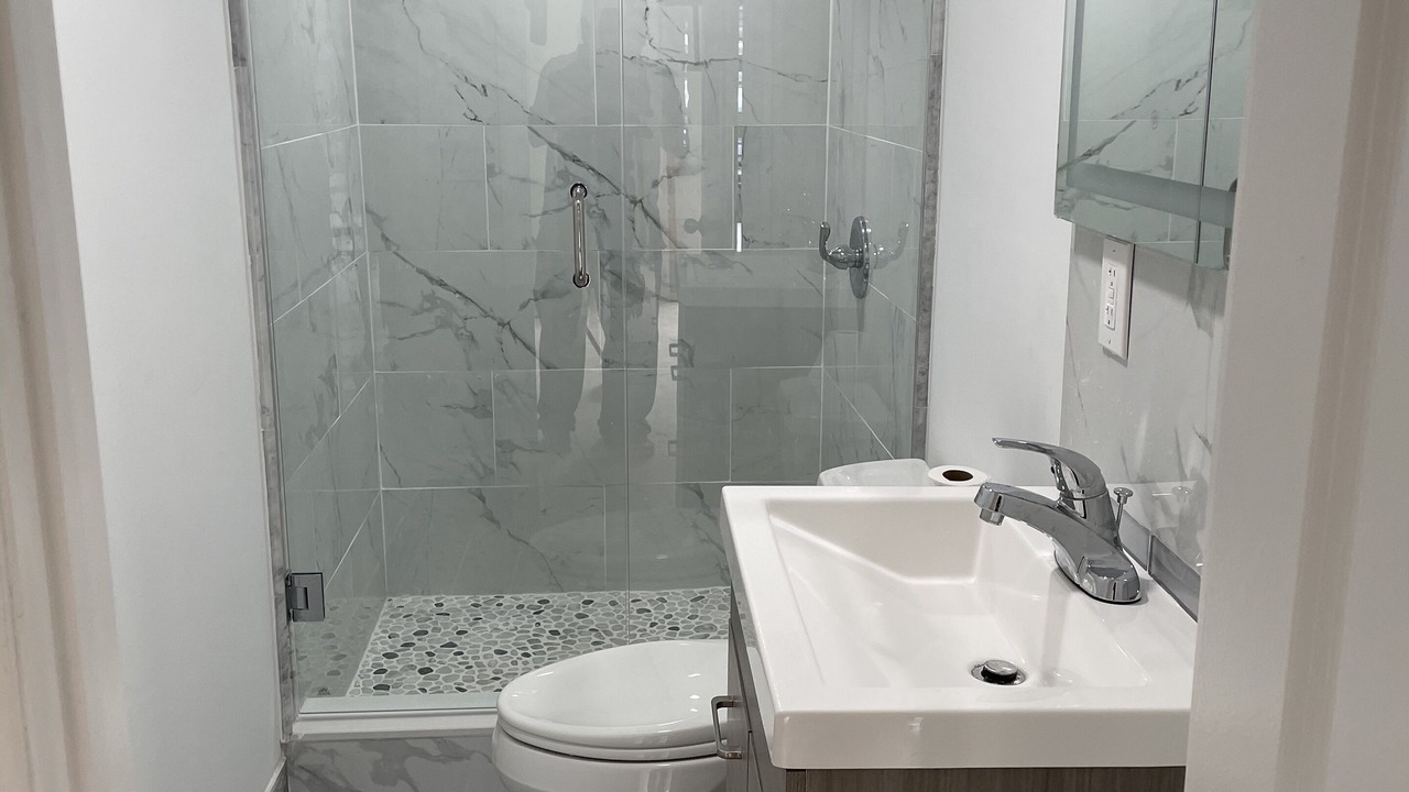 Photo of Bathroom in Lake Worth Corridor