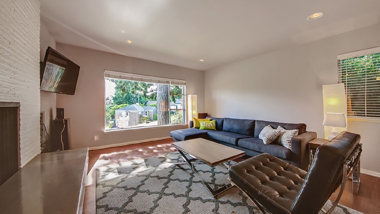 Photo of Livingroom in North Queen Anne