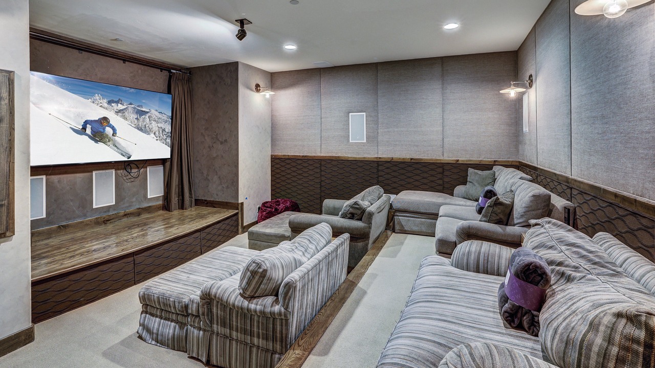 Photo of Livingroom in Peak 8