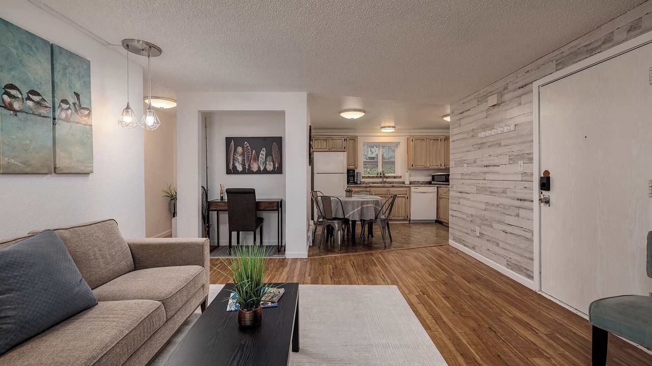 Photo of Livingroom in Taku - Campbell