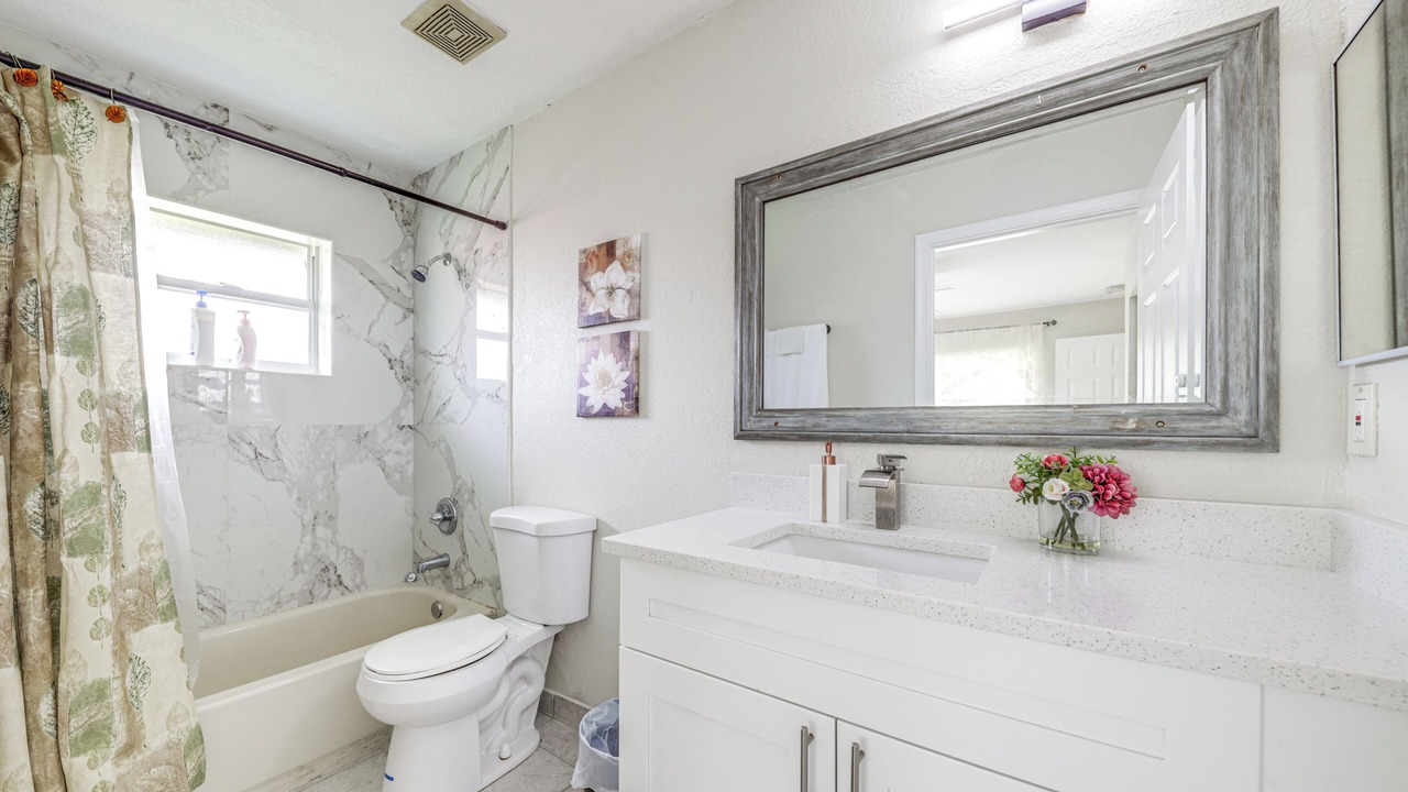 Photo of Bathroom in Lake Worth Corridor