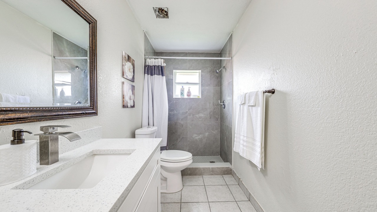 Photo of Bathroom in Lake Worth Corridor