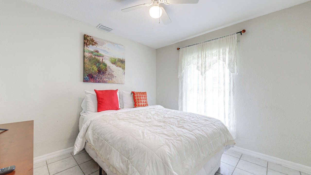 Photo of Bedroom in Lake Worth Corridor