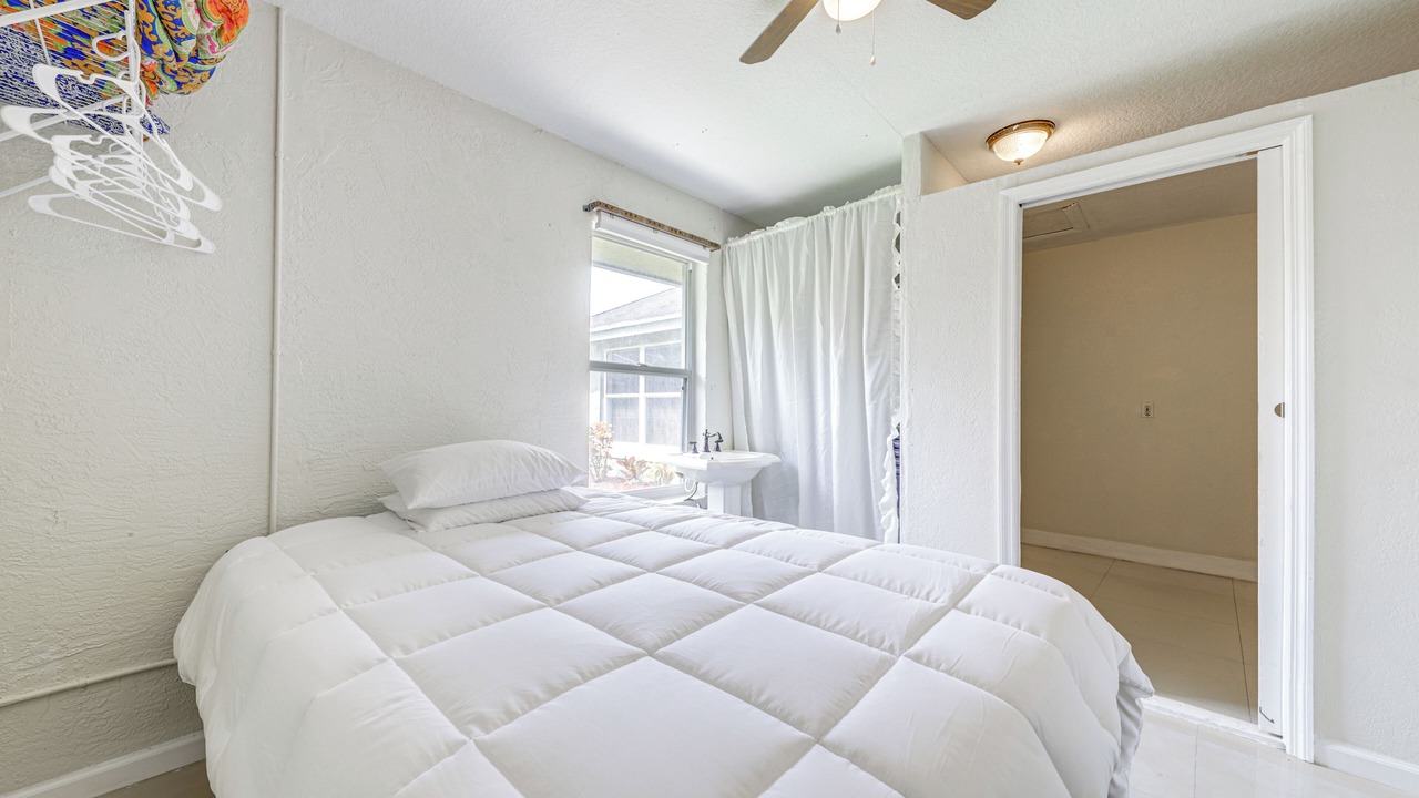 Photo of Bedroom in Lake Worth Corridor