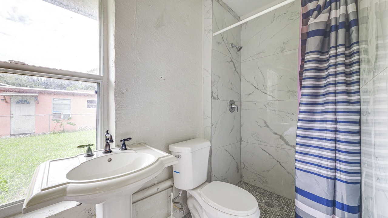 Photo of Bathroom in Lake Worth Corridor