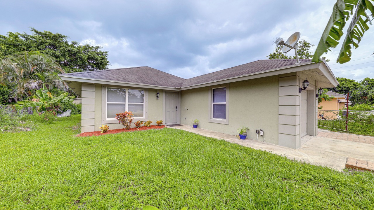 Photo of Outdoor in Lake Worth Corridor