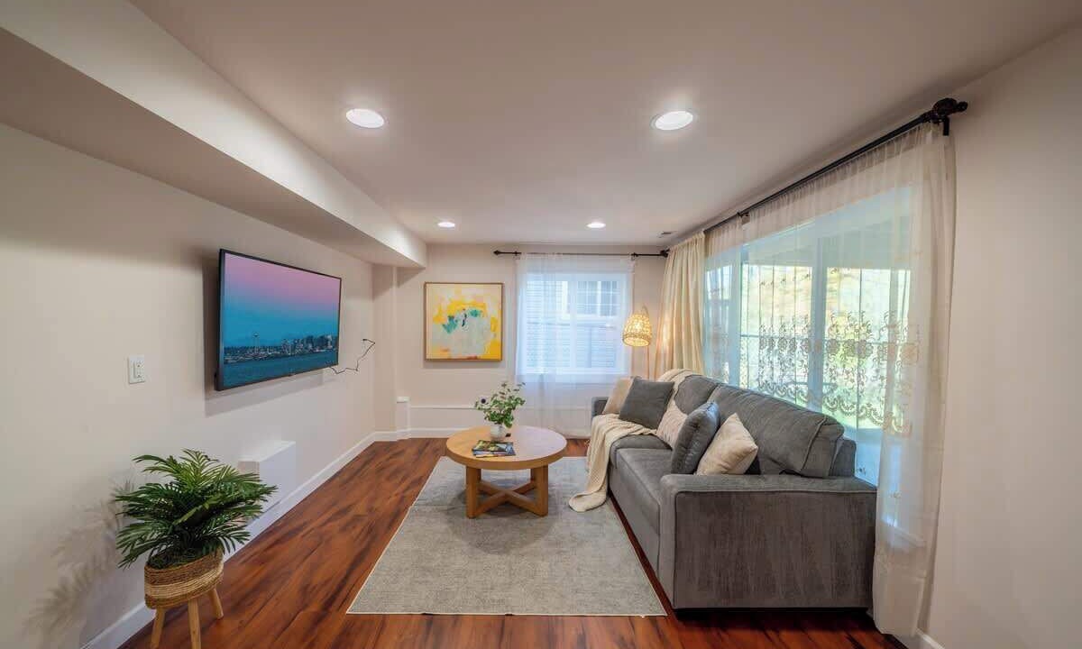 Photo of Livingroom in Matthews Beach