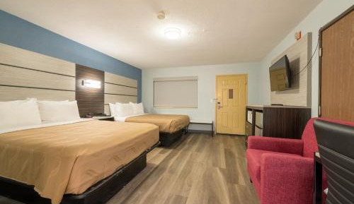 Queen Room with Two Queen Beds and Tub - Accessible/Non Smoking/Pet Friendly 
