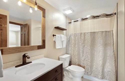 Baldy Mountain Apartment | 1500 sq ft Townhome Hot Tubs Free Shuttle Pets Ok