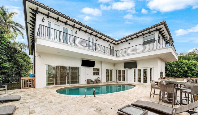6BR Delray Beach Villa; 100 yards to the Public Beach; & 1 mile to Atlantic Ave